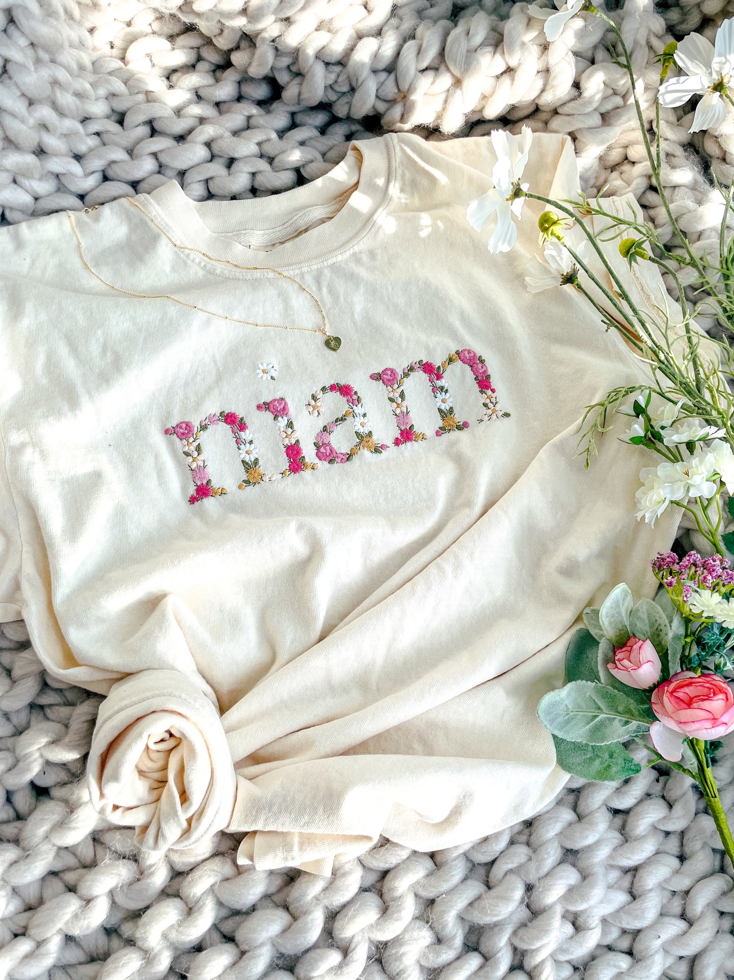 Floral Niam Embroidered T-shirt