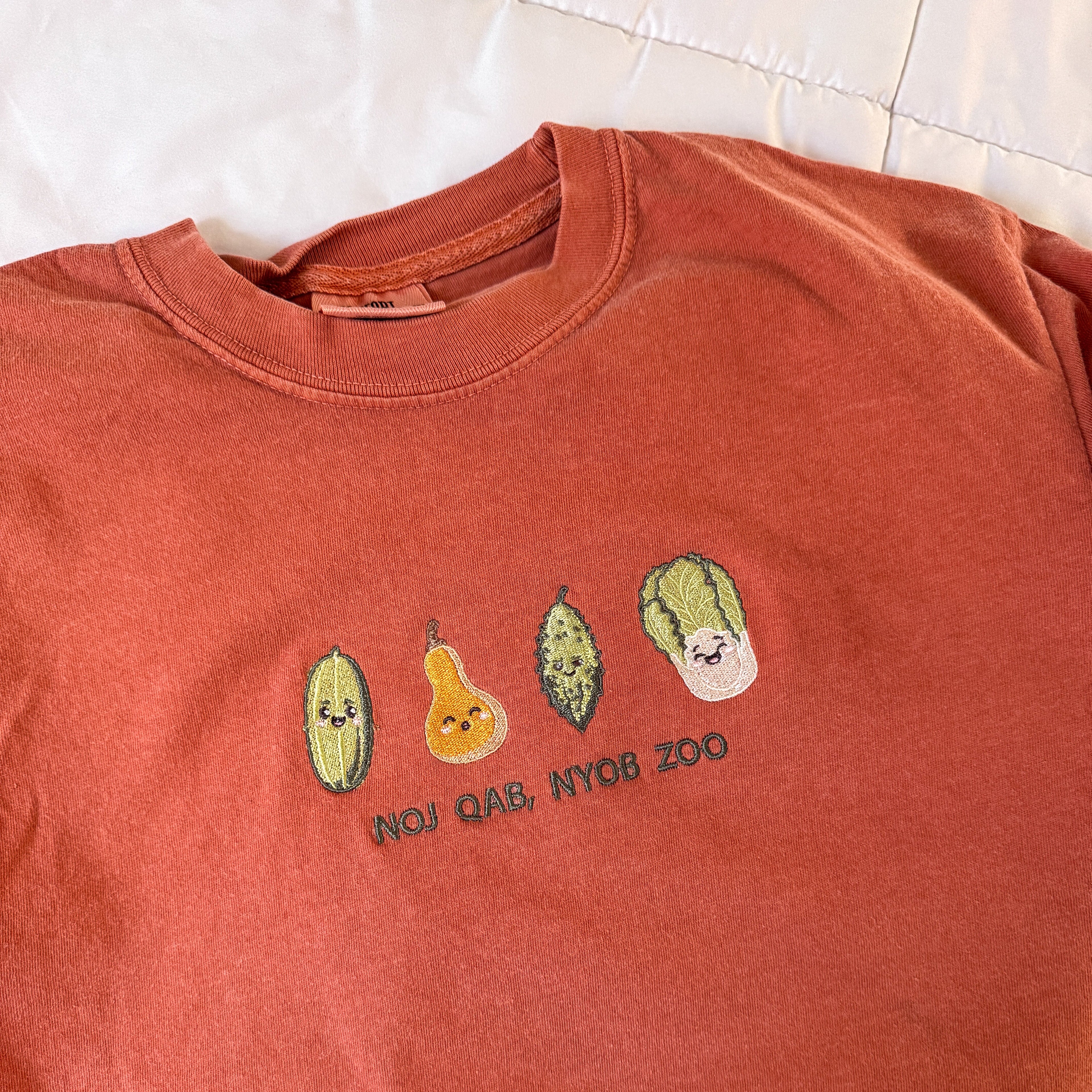 Noj Qab/Qaab, Nyob Zoo Tee
