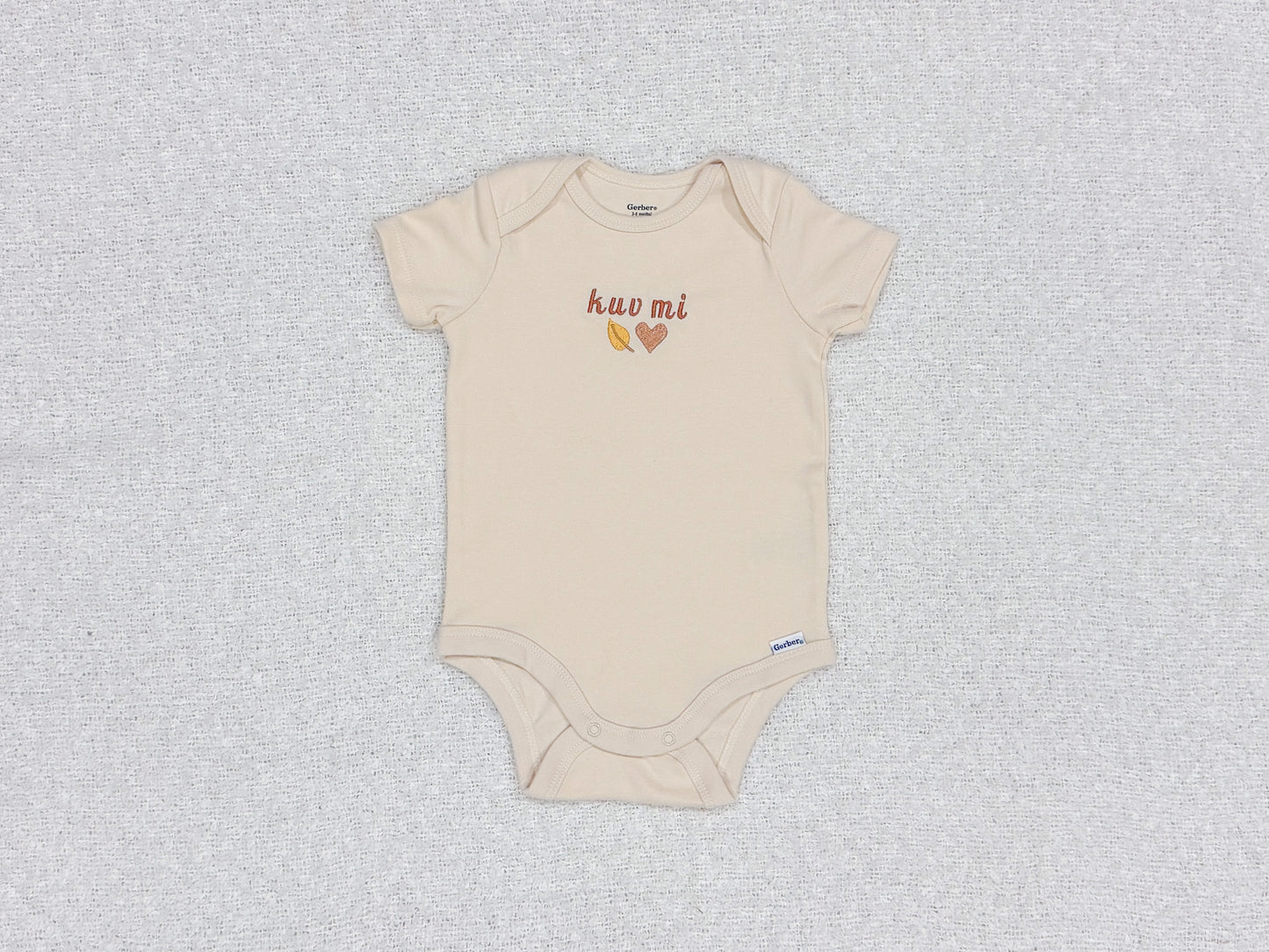 Kuv Mi Nplooj Siab Onesie