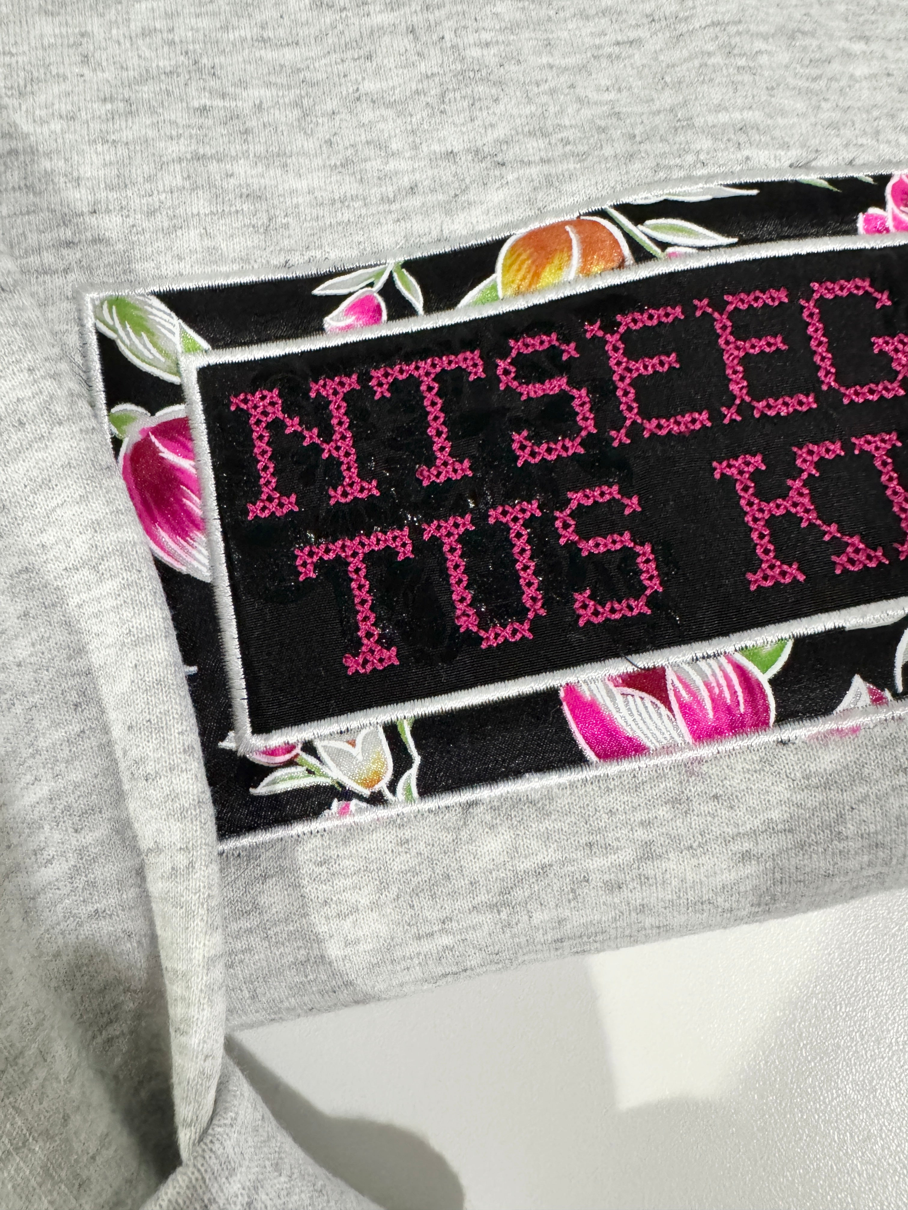 Ntseeg Koj Tus Kheej Floral
