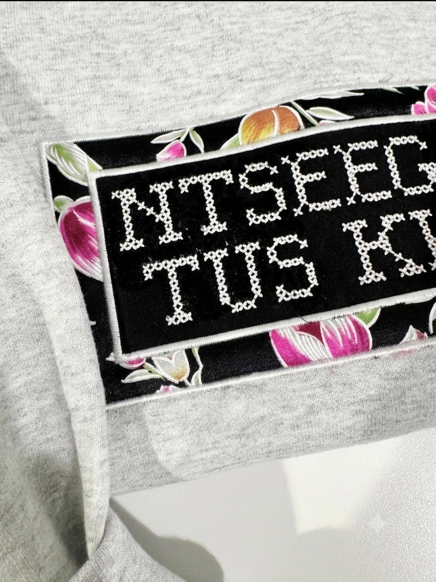Ntseeg Koj Tus Kheej Floral